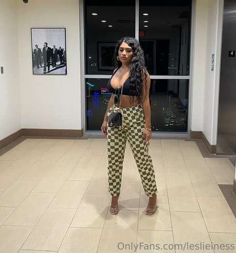 Leslie Ines modelo superior archivo