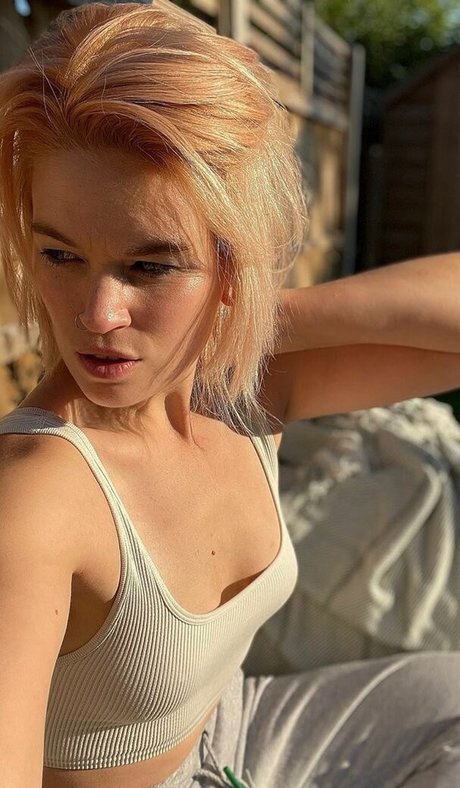 Hollie Bennett estrella porno sexy archivo