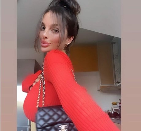 lola official buena actriz galería