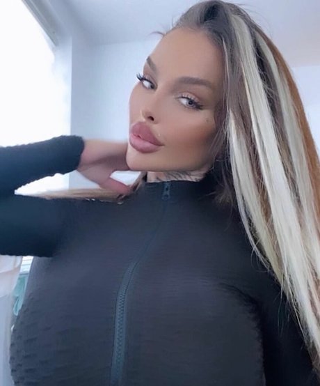 lola official modelo fotos