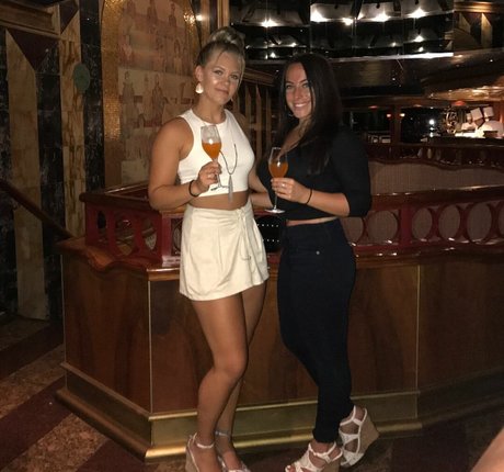 Sydney Martichuski modelo desnudo archivo