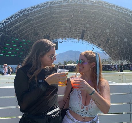 adolescente asiática solitaria en onlyfans buen sexo fotos