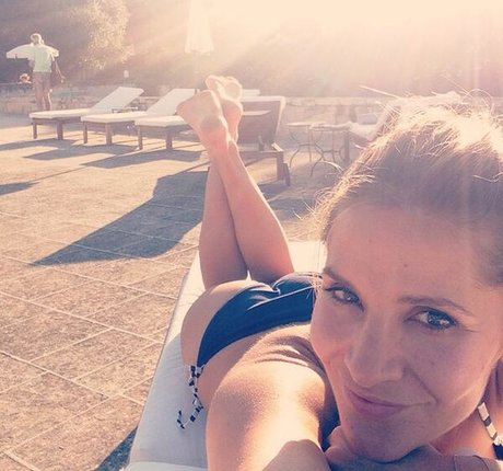 Amanda Byram modelo adulto imagen