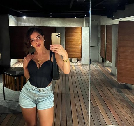 ssezzzenn desnudos estrella porno galería