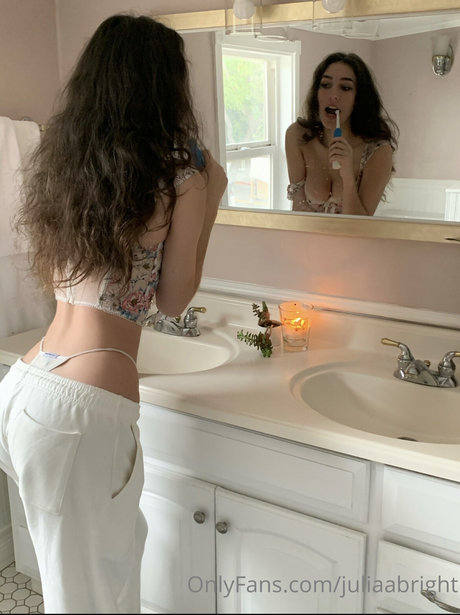 Julia Bright modelo agradable galerías