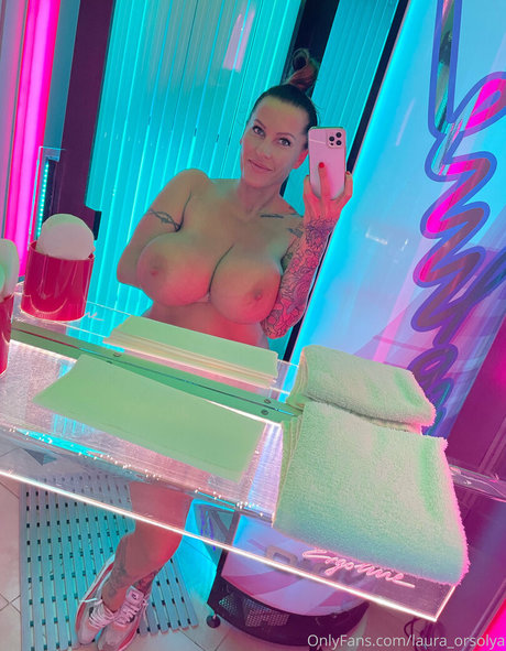 Laura Orsolya actriz desnuda imágenes