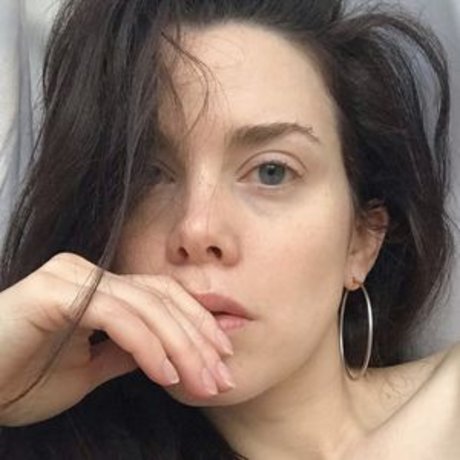 Nicole Vaunt modelo de arte galerías