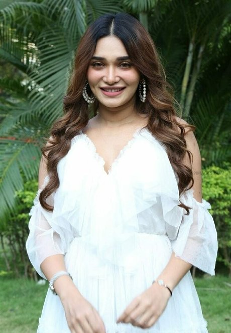 Jenifer Emmanuel modelo de arte galería