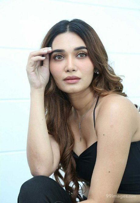 Jenifer Emmanuel estrella atractiva imágenes