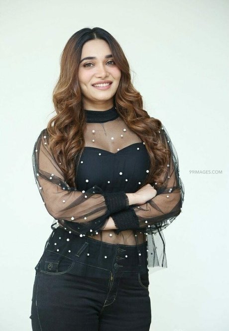 Jenifer Emmanuel actriz caliente imágenes