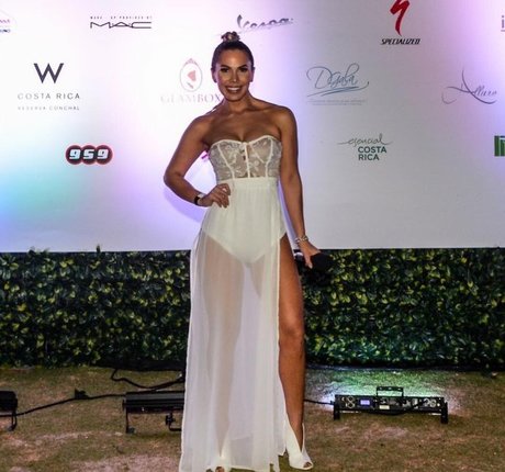 Ana Lucia Vega modelo superior galerías