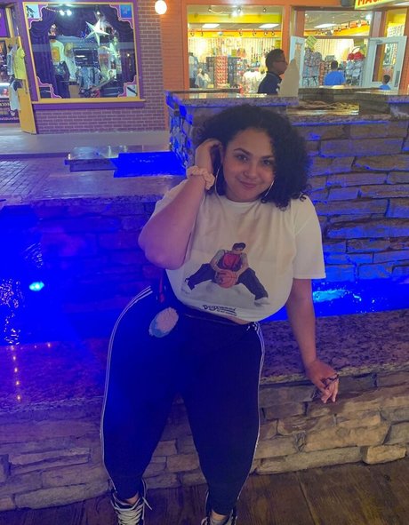 Deanelizyunes modelo porno foto