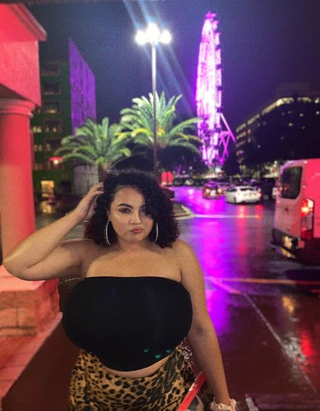 Deanelizyunes actriz caliente foto