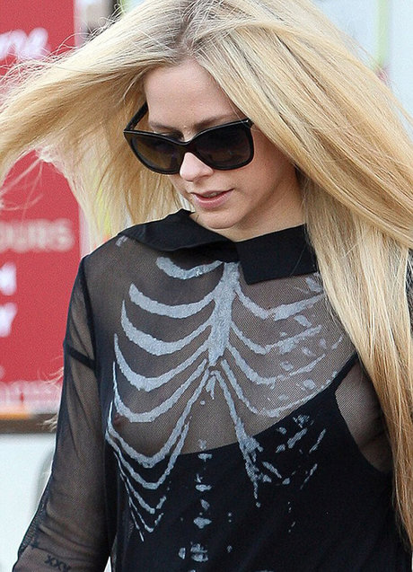 Avril Levigne modelo desnudo fotos