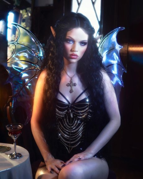 Emma Karla Peet modelo superior imagen