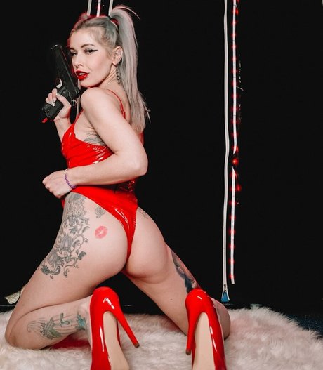 EmyleesKaliber estrella desnuda foto