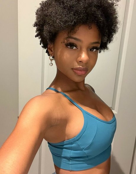 Saffronnn modelo de alta calidad archivo