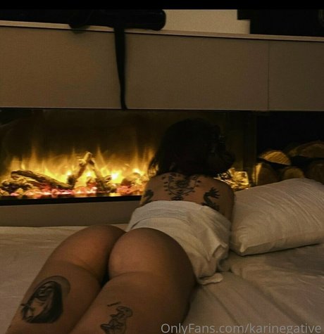 Karin Negative estrella exclusiva archivo