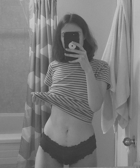 weedcommie actriz desnuda foto