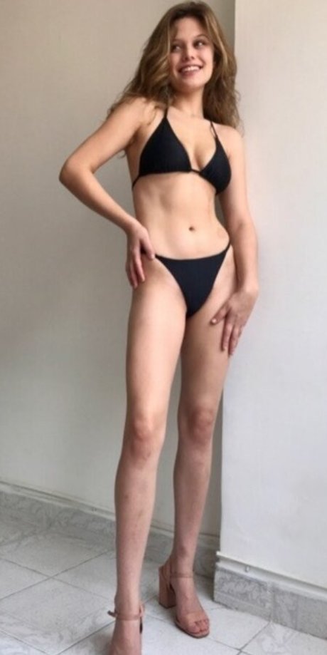 Giulia Gemelli estrella caliente fotos