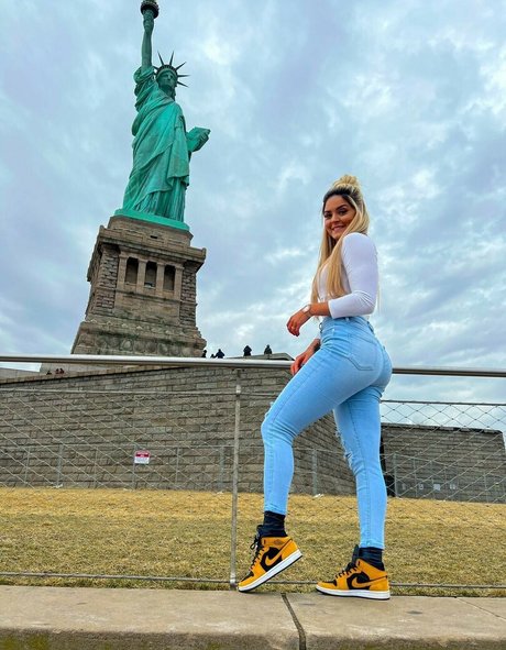 Taynara Melo De Carvalho arte modelo galerías