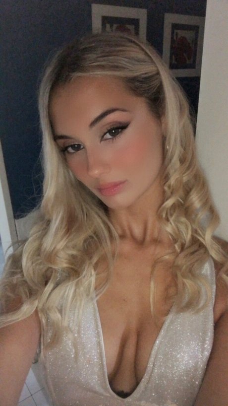 Cande Simoneit modelo porno galería