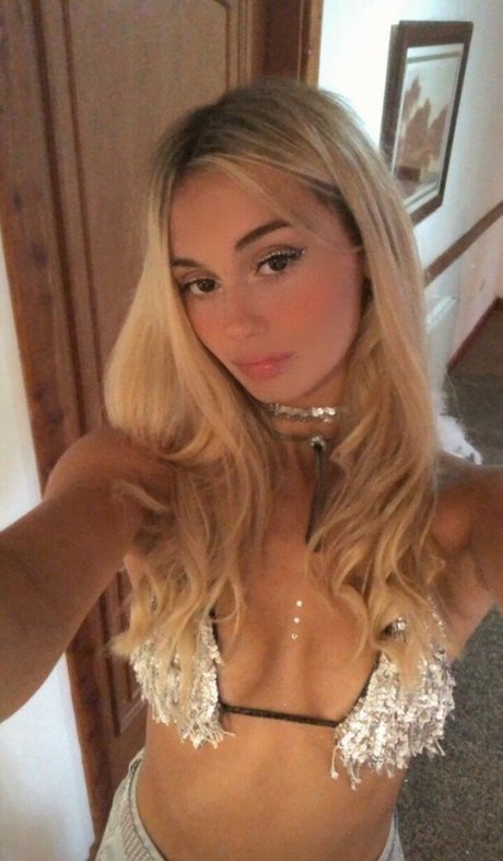 Cande Simoneit estrella desnuda galerías