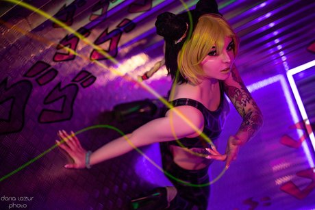 Bizarre Deer buena actriz archivo