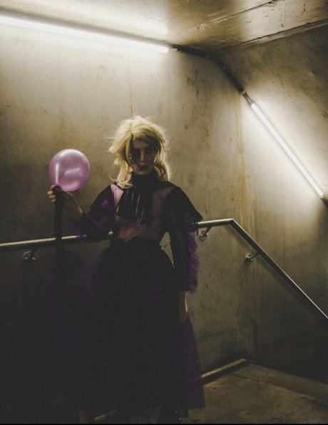 Izzy Phillips modelo caliente foto