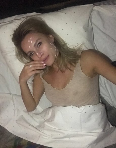 Olia Tira buena estrella porno galerías