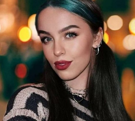 Sophie The Scientist modelo adulto imagen