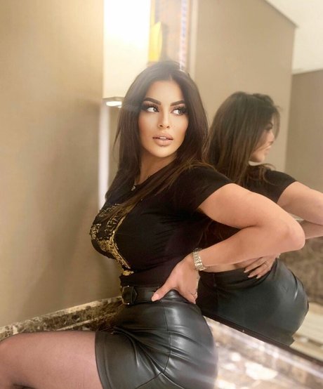 Amira Mounir Srarfi estrella porno erótica foto