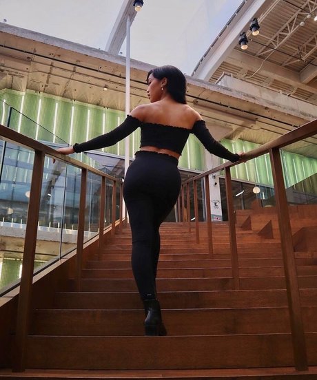 Tori Pareno modelo xxx fotos