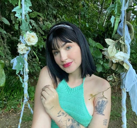 Bella Sant modelo desnudos foto