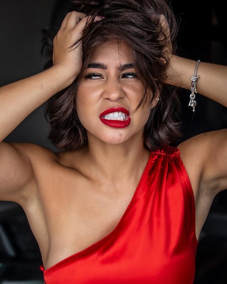 Nadia Jaftha modelo caliente galerías