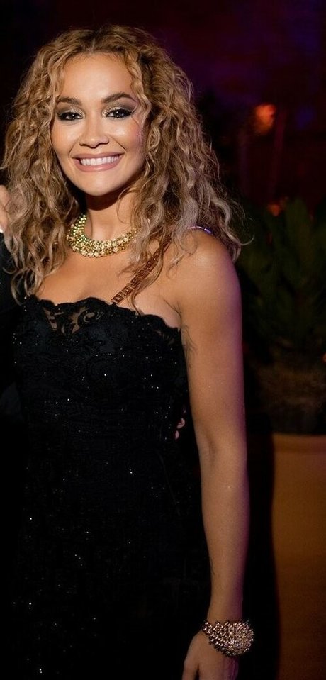 Rita Ora desnudos de estrellas foto