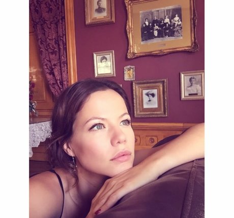 Tammin Sursok modelo adulto galerías