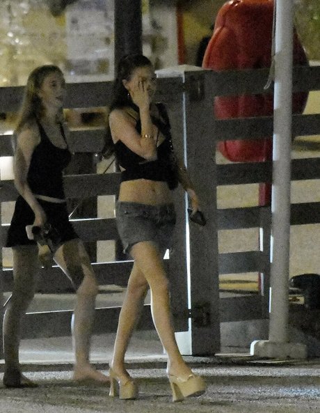 Nicola Peltz modelo de arte archivo