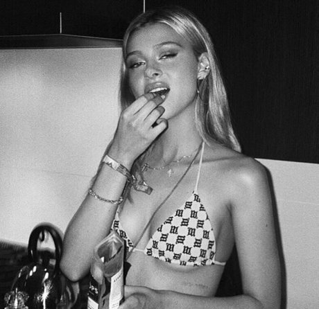 Nicola Peltz estrella porno agradable galería