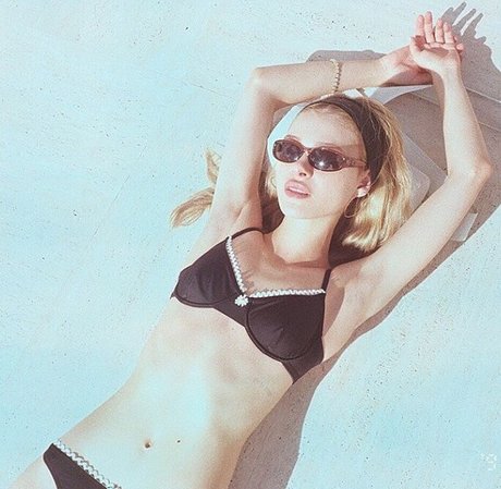 Nicola Peltz modelo desnudo galería