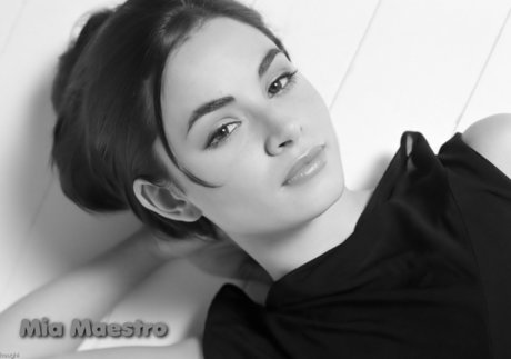 Mia Maestro modelo hd fotos