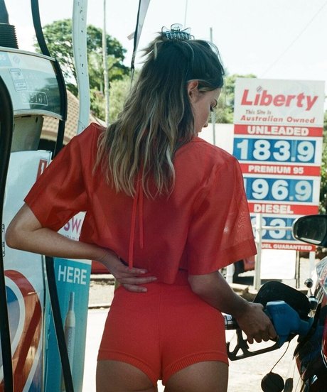 Maia Mitchell estrella de alta calidad galerías