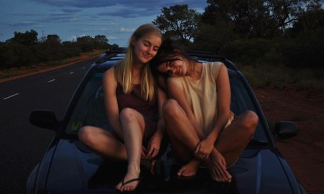 Maia Mitchell actriz de desnudos imágenes