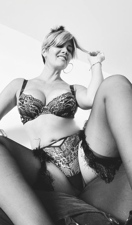 Monicest modelo de alta calidad fotos