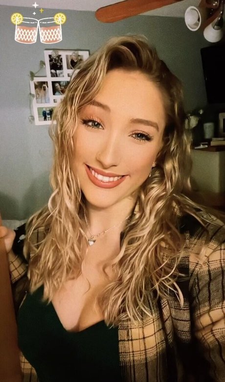 Caitlin Beevers actriz caliente foto