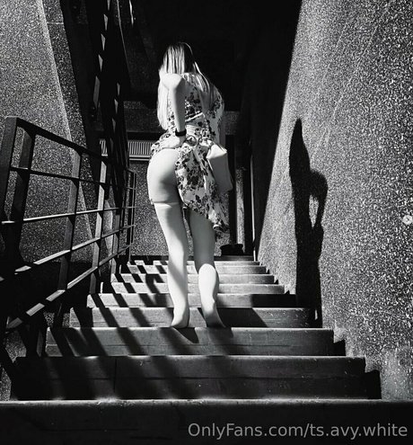 ts avy white actriz libre fotos