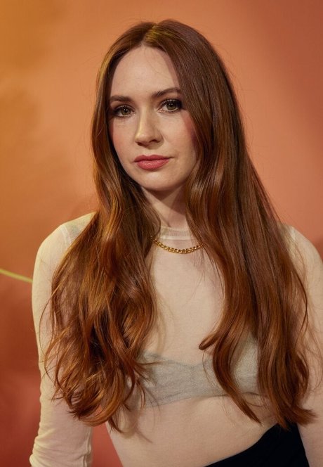 Karen Gillan estrella pornografica galería