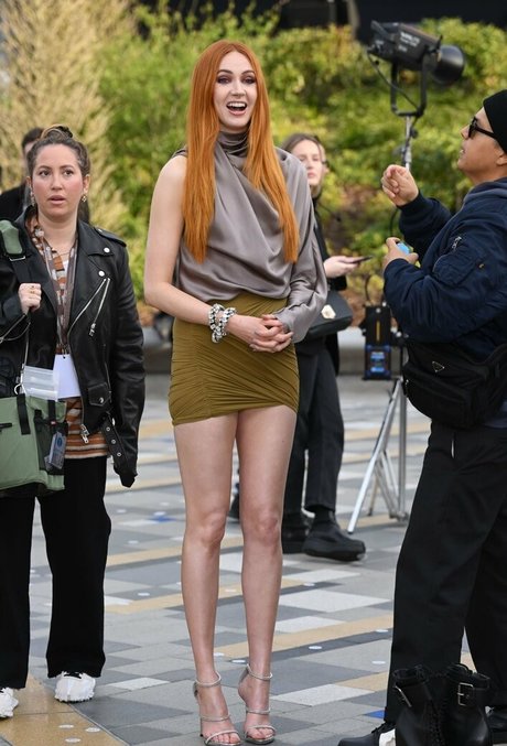 Karen Gillan estrella porno perfecta fotos