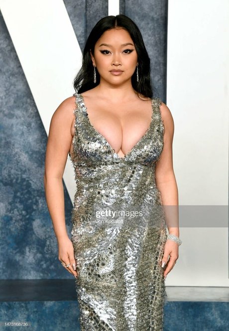 Lana Condor estrella caliente galerías