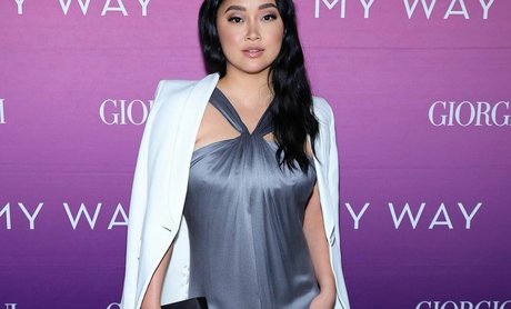 Lana Condor estrella porno hermosa fotos